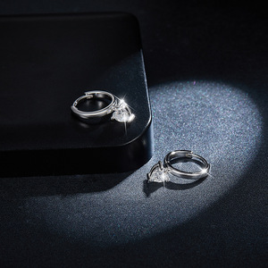 Pendientes de Aro con Piedras de Silicona de 5*5mm de All Fashion Boutique, Forma de Corazón Plateado con Patrón de Llave, con Moissanita como Piedra Principal - Product Image 4