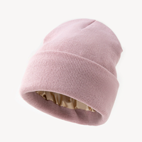 Grosir desain baru kustom Logo akrilik Satin berjajar rajut musim dingin sutra hangat Satin berjajar topi Beanie untuk pria dan wanita