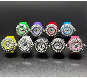 Reloj de anillo para mujeres y hombres Reloj de cuarzo analógico Números arábigos Dial Banda elástica RhinestoneStretch Band Reloj de dedo Navidad - Product Image 2