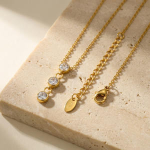 Collar de acero inoxidable para mujer, diseño simple y moderno con tres circonitas. - Product Image 4