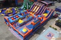 Parcours d'obstacles gonflable commercial avec toboggan géant, mur d'escalade et piscine à balles pour location en parc d'attractions extérieur