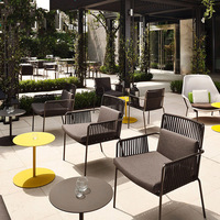 Ensemble table et chaises d'extérieur en PE, étanche, au design moderne et épuré, idéal pour la cour, les gîtes, les balcons et les jardins.