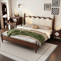 Lit double vintage français en chêne massif avec tête de lit rembourrée ondulée et pieds à tiges, mobilier de chambre principale en gros