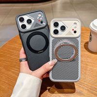 Coque de téléphone magnétique en fibre de carbone avec béquille intégrée pour iPhone 14, 15, 16, 17 et iPhone 17 Pro Max, coque de protection anti-chute