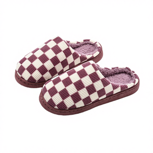 Chaussons d'hiver classiques chauds et confortables en peluche avec semelle extérieure en PVC antidérapante et épaisse pour la maison - Product Image 4