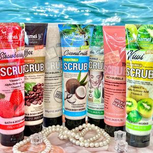 Gommage à la fraise le plus vendu pour un nettoyage en profondeur, une exfoliation, une hydratation et l'élimination des peaux rugueuses. 350g. - Product Image 5