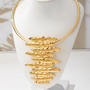 Collar de Moda con Colgante Irregular Plisado, Exagerado y Único para Mujer, con Personalidad Irregular y Arrugada - Product Image 4