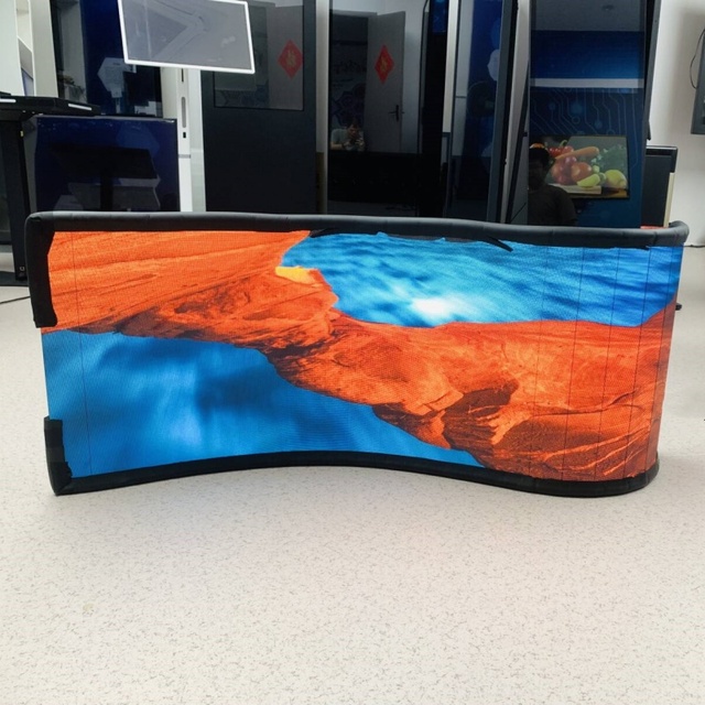 Led Roller Shutter Screen Ultra-Thin Portable Flexible Changes Shapes and Wall Mounted COB Led Display With Case