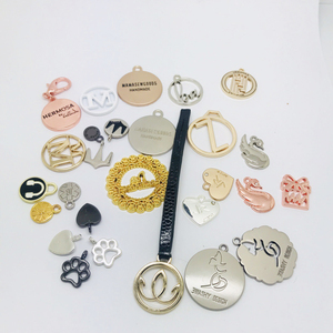 Étiquette métallique personnalisée, badge métallique avec logo pour l'emballage de cosmétiques et de soins de la peau, conception personnalisée, vente en gros pour les produits de beauté - Product Image 4