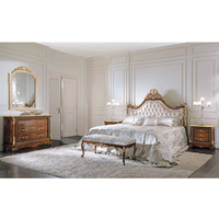 Luxuriöses französisches Kingsize-Bett mit getuftetem Kopfteil, goldfarbenem, holzgeschnitztem Schlafzimmer-Set aus Foshan für Villen