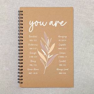 Stile Boho A5 rilegato a spirale diario taccuino copertina in PVC con citazioni ispiratrici preghiera cristiana bibbia versi <span class=keywords><strong>carta</strong></span> a colori misti - Product Image 4