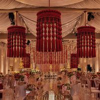 Décoration de plafond de mariage en macramé noué avec des fleurs artificielles pour réception en tente extérieure, lustre bordeaux