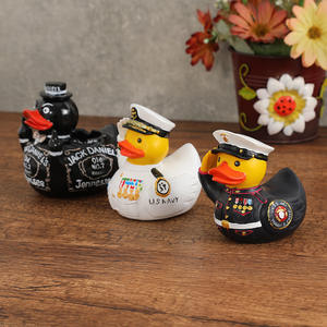 Nuevas Ideas de Productos 2026: Figura de Pato de Resina para Decoración del Hogar, Pato Militar Conmemorativo, Pato Cosplay, Adornos Caprichosos para Interiores, Pato Jeep - Product Image 1