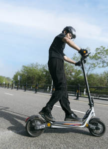 Trottinette pliable KuKirin A1 pour adultes - Batterie 48V, pneus de 10 pouces, amortissement des chocs, éclairage LED, idéale pour les trajets quotidiens - Product Image 4