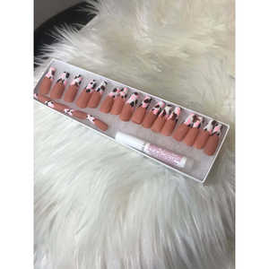 Uñas postizas de longitud media con estampado de vaca, estilo ataúd - Product Image 1