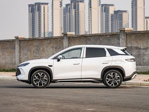 SUV hybride rechargeable sportif 2025, autonomie de 75km, conduite électrique intelligente, crossover de taille moyenne élégant pour les conducteurs modernes - Product Image 6