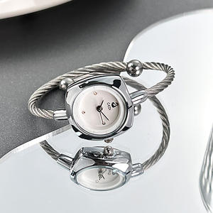 Montre à quartz pour femme, bracelet tressé de style cygne délicat, spéciale Noël - Product Image 1