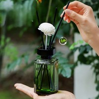 Diffuseur de parfum élégant en verre carré 200 ml avec bouchon noir, senteur Thé Quatre Saisons, décoration parfumée pour la maison et le salon