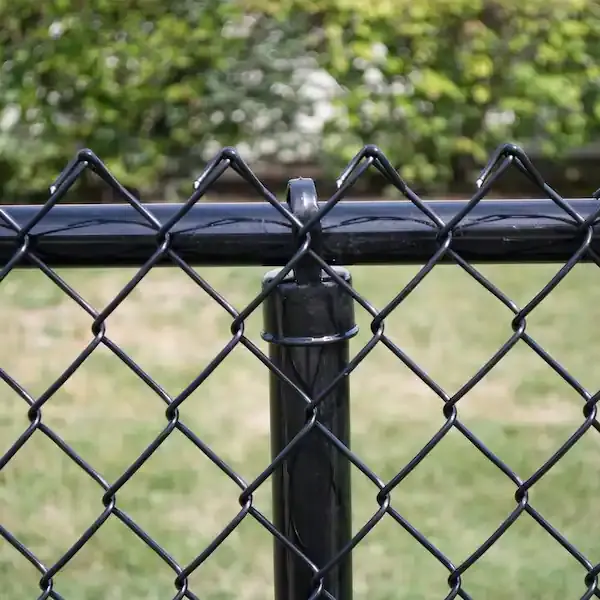 Pagar jaring kawat Berlian Tautan rantai hitam di latar belakang pagar 5 kaki
