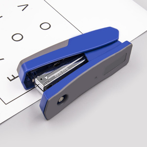 Juego <span class=keywords><strong>de</strong></span> grapadoras manuales <span class=keywords><strong>de</strong></span> alta calidad <span class=keywords><strong>para</strong></span> oficina y Escuela con 1 media tira <span class=keywords><strong>de</strong></span> plástico 1000 grapas 1 removedor <span class=keywords><strong>de</strong></span> grapas Mini Juego <span class=keywords><strong>de</strong></span> Herramientas <span class=keywords><strong>de</strong></span> oficina - Product Image 4