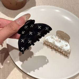 Accessorio per Capelli di Alta Gamma con Perle Scintillanti Incastonate di Diamanti e una Molletta Semi-Circolare al Collo. - Product Image 4