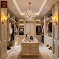 Système de dressing de luxe en bois massif de style français avec coiffeuse et îlot de présentation, armoire sur mesure, mobilier de chambre