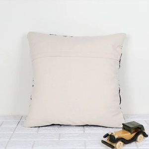 Funda de Cojín Decorativa con Textura Tufted a Mano, Estilo Boho, Negro y Marfil, con Pompones y Ribete de Encaje, para Sofá, Hotel, Decoración del Hogar - Product Image 4
