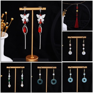 Nouvelles <span class=keywords><strong>boucles</strong></span> <span class=keywords><strong>d</strong></span>'oreilles pour femmes en alliage plaqué or de style chinois vintage avec papillon, goutte <span class=keywords><strong>d</strong></span>'eau, imitation perle et pompon - Product Image 4