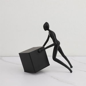Sculpture moderne abstraite en métal noir représentant un <span class=keywords><strong>homme</strong></span> poussant un cube <span class=keywords><strong>pour</strong></span> la décoration du salon, de la <span class=keywords><strong>chambre</strong></span>, du bureau, de l'hôtel ou de la maison - Product Image 1