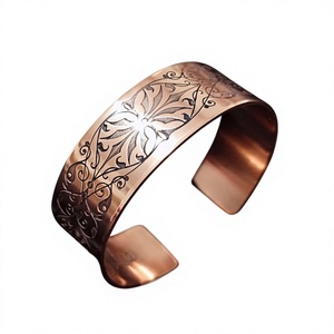 Bracelet manchette ouverte minimaliste en cuivre massif avec motif floral ajouré, bijou en métal tendance au design exquis - Product Image 1