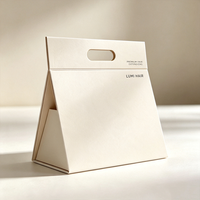 Boîte cadeau triangulaire pliable en papier avec poignée découpée, logo personnalisé, emballage de luxe pour extensions de cheveux, perruques, vêtements