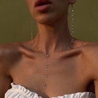 Vente en gros : Boucles d'oreilles goutte de rosée en cristal transparent de style éthéré minimaliste et Collier chaîne de clavicule unique et polyvalent de niche