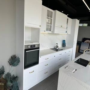 Meuble de salle de bain moderne résistant à l'eau avec miroir LED, compartiment pour mini-réfrigérateur et étagère pour micro-ondes - Product Image 3