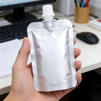 Pochette souple argentée brillante anti-fuite de 50 ml et 100 ml à faible MOQ avec bec verseur de 0,86 cm pour emballages de crèmes et liquides