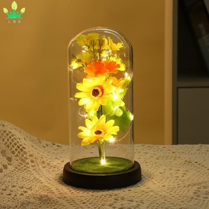 Kit de fleurs artificielles La Belle et la Bête, tournesol en soie avec lumière LED dans des feuilles vertes, dôme en acrylique sur base en plastique - Product Image 3