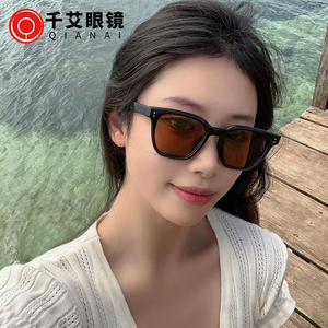 Gafas de sol Qianai de estilo retro, montura negra, lentes de PC, Uv400, protección solar para mujer, montura pequeña, tipo 3 - Product Image 1