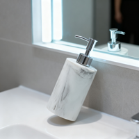 Ensemble de salle de bain de luxe en résine à texture marbrée, comprenant un distributeur de savon liquide, un porte-brosse à dents et un plateau de vanité pour la décoration de comptoir
