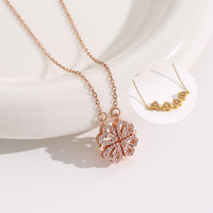 Koreaanse trendy premium vierklaverblad gouden titanium stalen ketting dames multi-wear openbare hanger delicate micro-pavé collier - Product Image 5