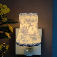 Veilleuse en céramique de taille moyenne Guangli GL-TC6, bleu et blanc, motif floral, lumière blanche chaude, à brancher, pour la décoration de la chambre
