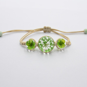 Pulseras de la amistad elásticas ajustables con cuentas hechas a mano, amuleto de la suerte con flores reales de resina de último diseño. - Product Image 5