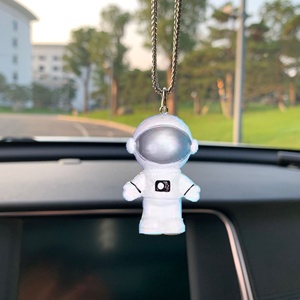 Décoration automatique Pendentif de <span class=keywords><strong>voiture</strong></span> Intérieur Super mignon Astronaute Rétroviseur Suspendu Charmes Ornement Résine Pendentif de <span class=keywords><strong>voiture</strong></span> - Product Image 3