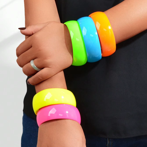 Grand <span class=keywords><strong>Bracelet</strong></span> Large en <span class=keywords><strong>Plastique</strong></span> Bon Marché Couleurs Fluorescentes Rose Jaune <span class=keywords><strong>Vert</strong></span> Bleu Orange Bijoux de Fête en Acrylique pour Femmes - Product Image 1