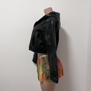 Z0058 - Nouveautés 2024 - Veste en cuir PU personnalisée pour l'automne - Veste courte à capuche noire pour femmes - Product Image 3