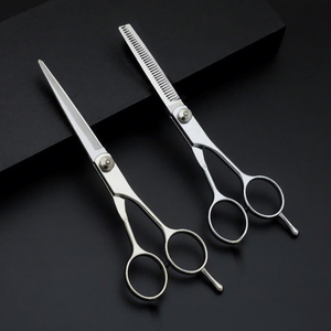 Tijeras de Acero Inoxidable <span class=keywords><strong>para</strong></span> Peluquería Canina, Set de Tijeras <span class=keywords><strong>para</strong></span> Estilizar Mascotas, Cuchillas Curvas Dentadas, Herramienta Imprescindible <span class=keywords><strong>para</strong></span> Cortar el Pelo de <span class=keywords><strong>Perros</strong></span> - Product Image 6