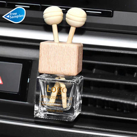 Vente en gros de désodorisants suspendus pour voiture Bouchon en bois carré vide Bouteille de parfum d'arôme pour voiture Bouteille de diffuseur de voiture suspendue unique