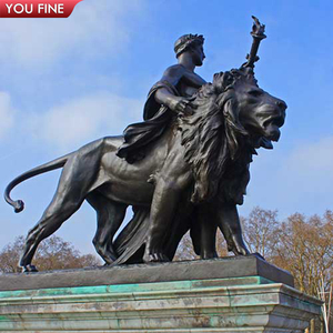 Famosa Scultura in Metallo di Leone in Piedi con Torcia in Bronzo - Product Image 1