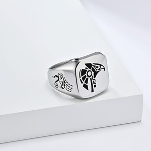 Anillo de acero de titanio con diseño de faraón egipcio Horus, dios del cielo, estilo vintage y desgastado para hombre - Joyería única y artística - Product Image 3