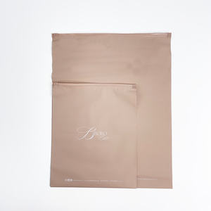 Sacs à fermeture éclair taupe double face personnalisés avec impression de logo blanc - Sacs d'emballage en polyéthylène de marque pour vêtements et vêtements - Product Image 2