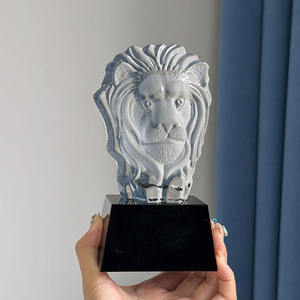 Trophée en cristal sur mesure avec base noire, motif <span class=keywords><strong>lion</strong></span> et iceberg - Product Image 5