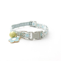 Collier élégant en polyester à motif floral pour chiens et chats de petite taille, avec un joli design en dentelle et une clochette, confortable pour toutes les saisons, 8 couleurs